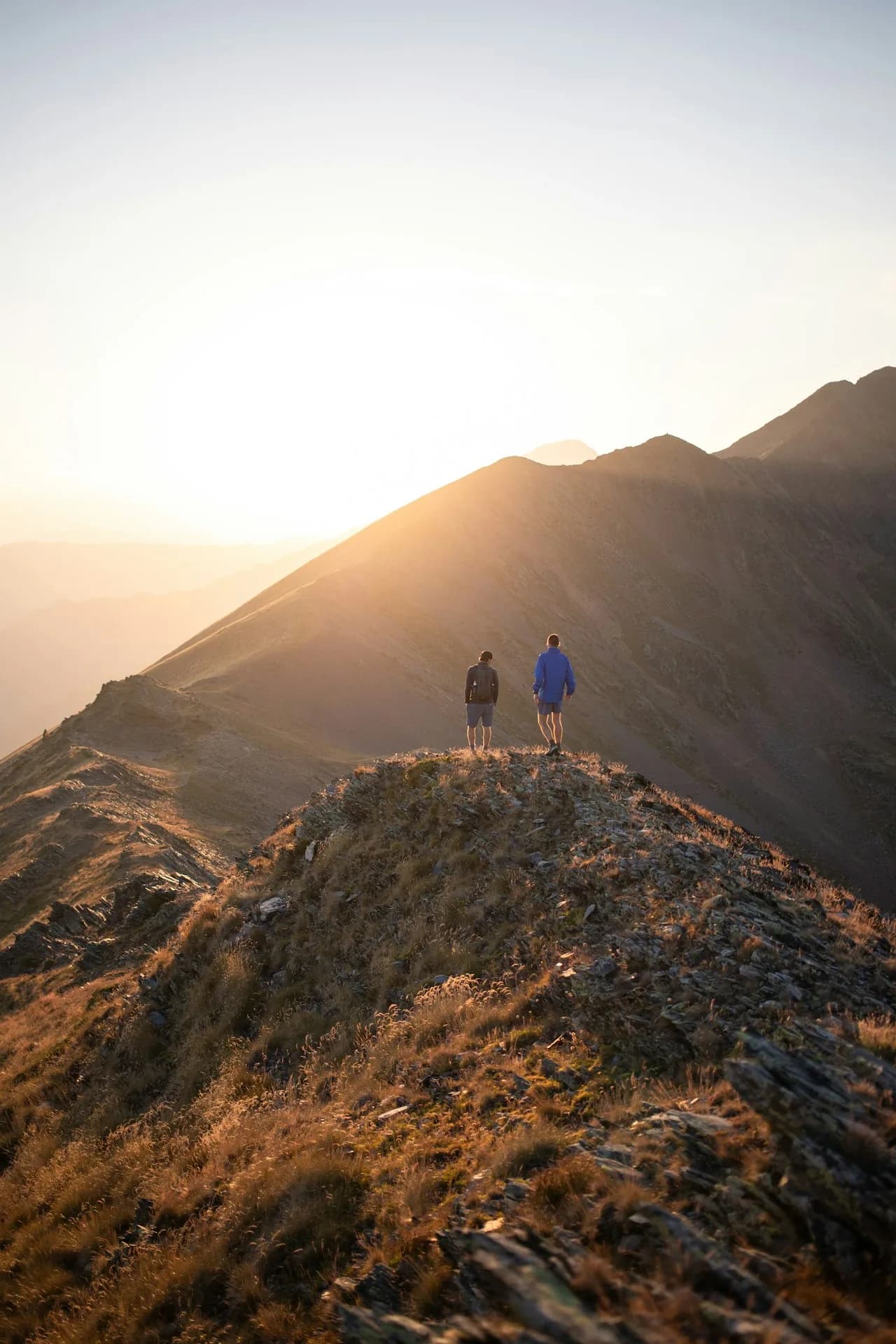 Couple en pleine aventure en montagne au coucher du soleil