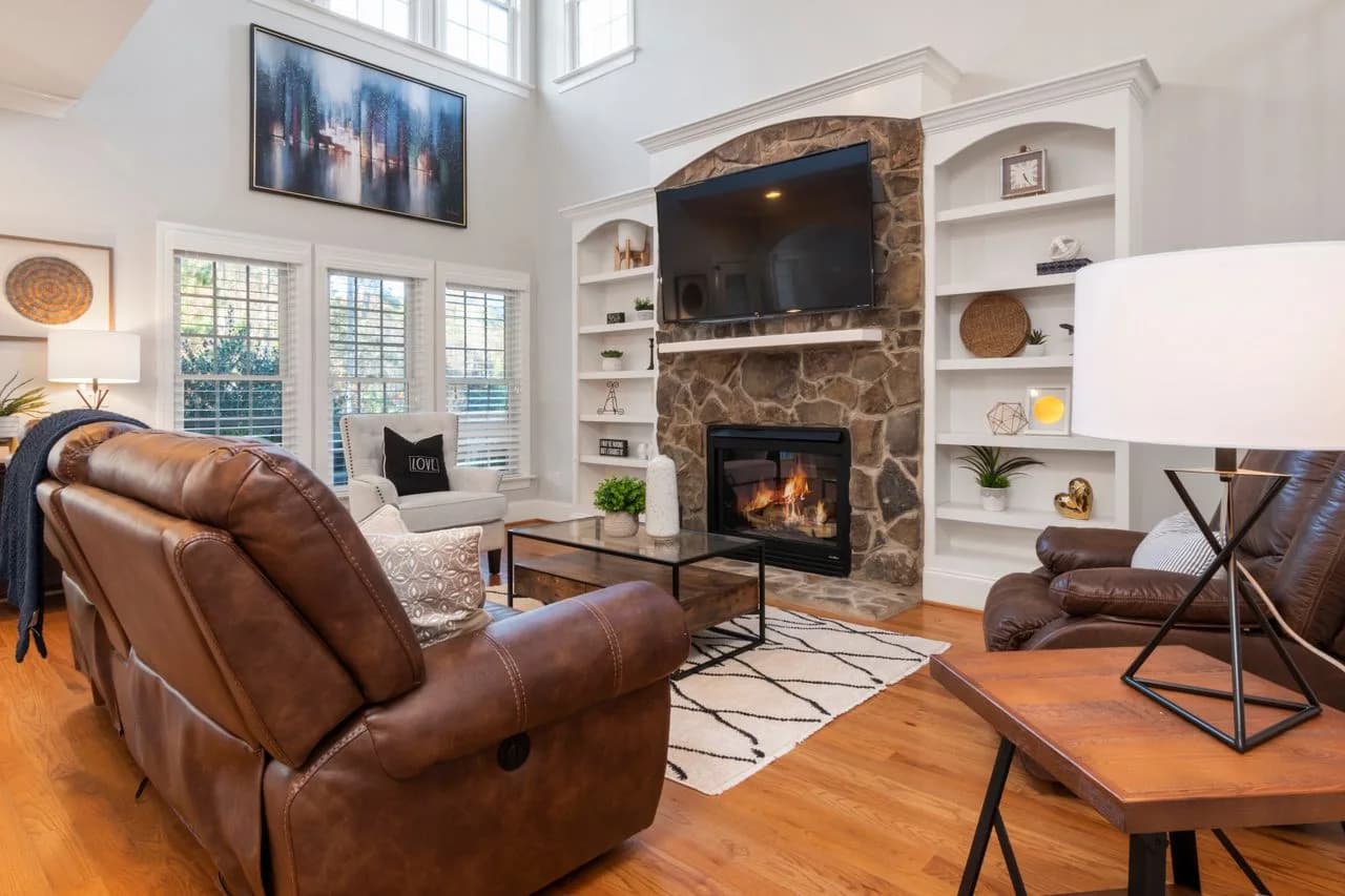 Intérieur chaleureux décoré dans un esprit montagne
