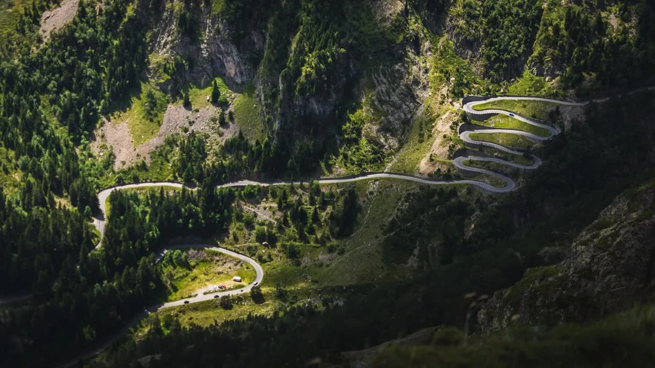 Sentier du GR10 serpentant dans les Pyrénées verdoyantes