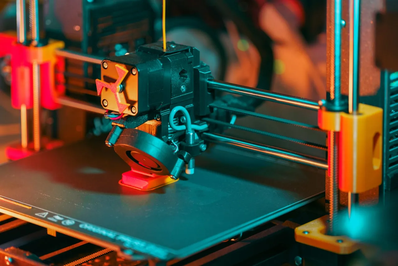 Imprimante 3D fabriquant une carte relief en PLA biosourcé dans un atelier