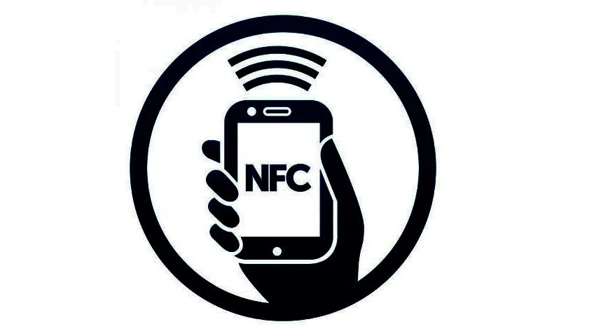 Smartphone approché d’une carte relief 3D équipée d’une puce NFC