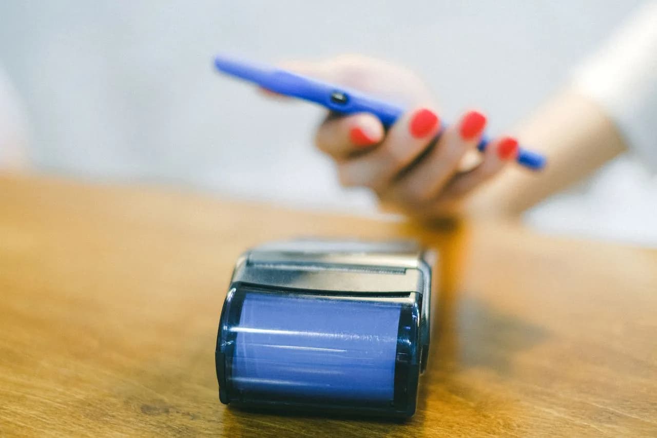 Smartphone approché d’une puce NFC pour ouvrir un lien