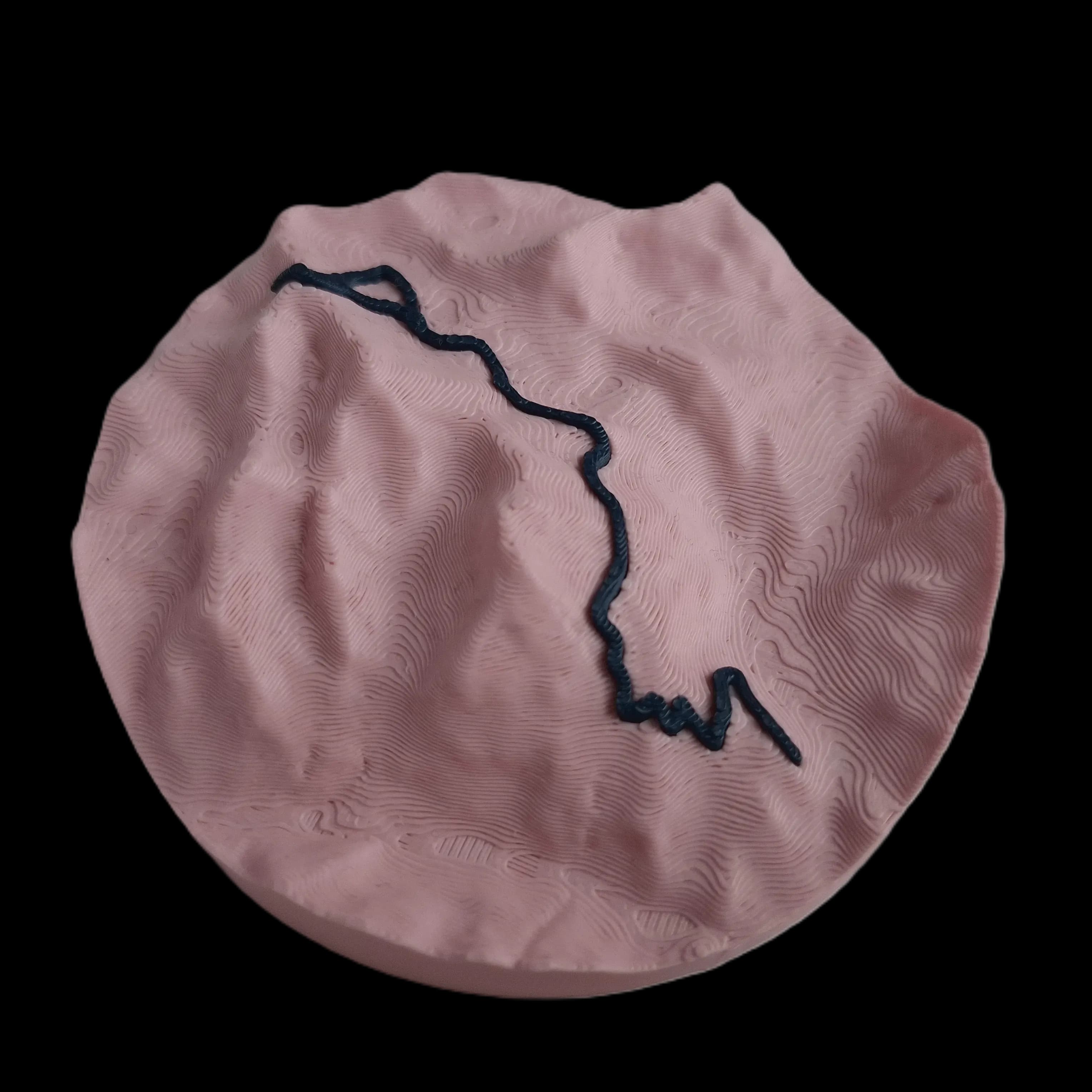 Carte topographique en relief Altitrace, duo Pinky (rose poudré, tracé bleu marine) — idée cadeau pour amatrice de randonnée