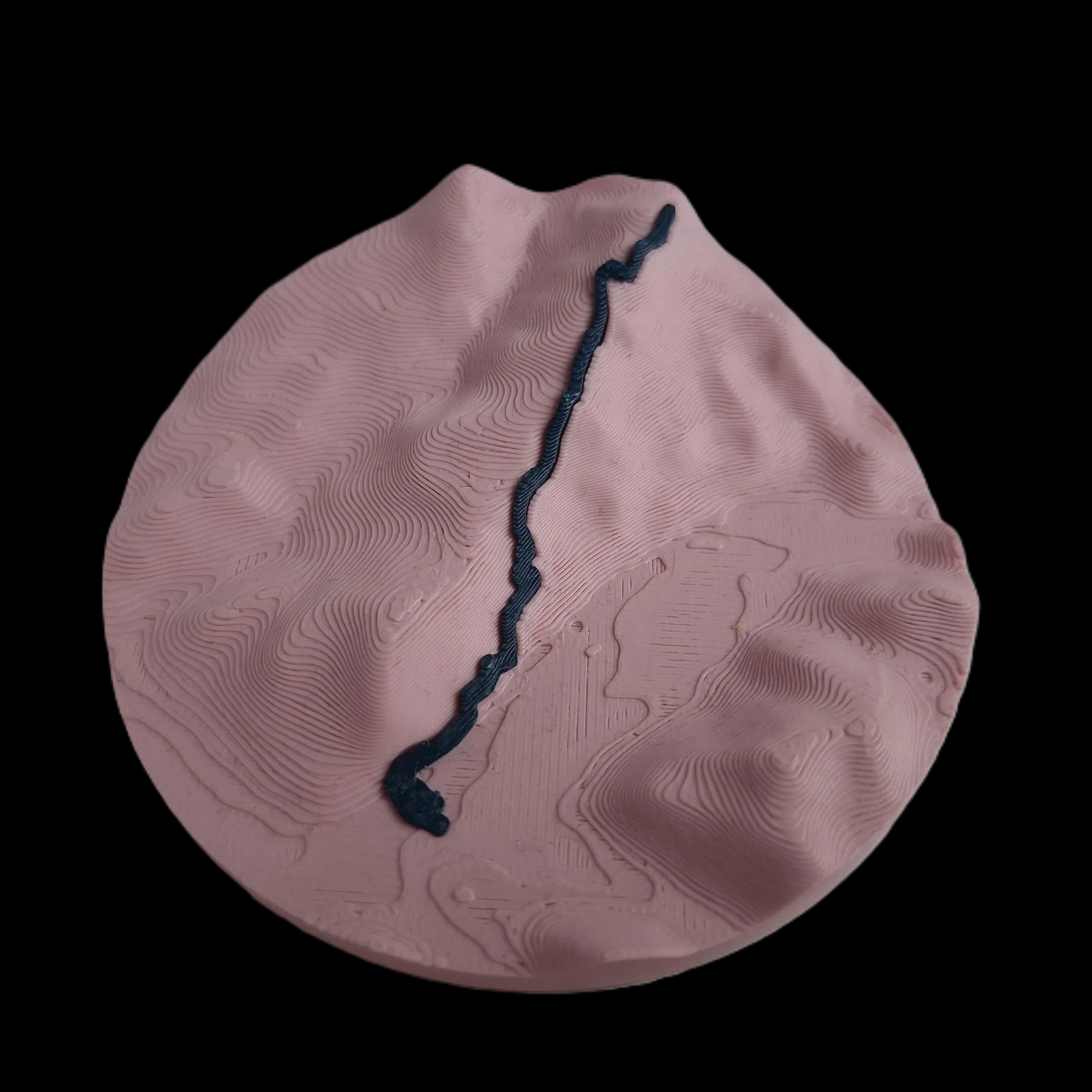 Relief de massif montagneux marqué d'un tracé de randonnée, duo Pinky rose poudré — cadeau personnalisé pour randonneuse ou traileuse
