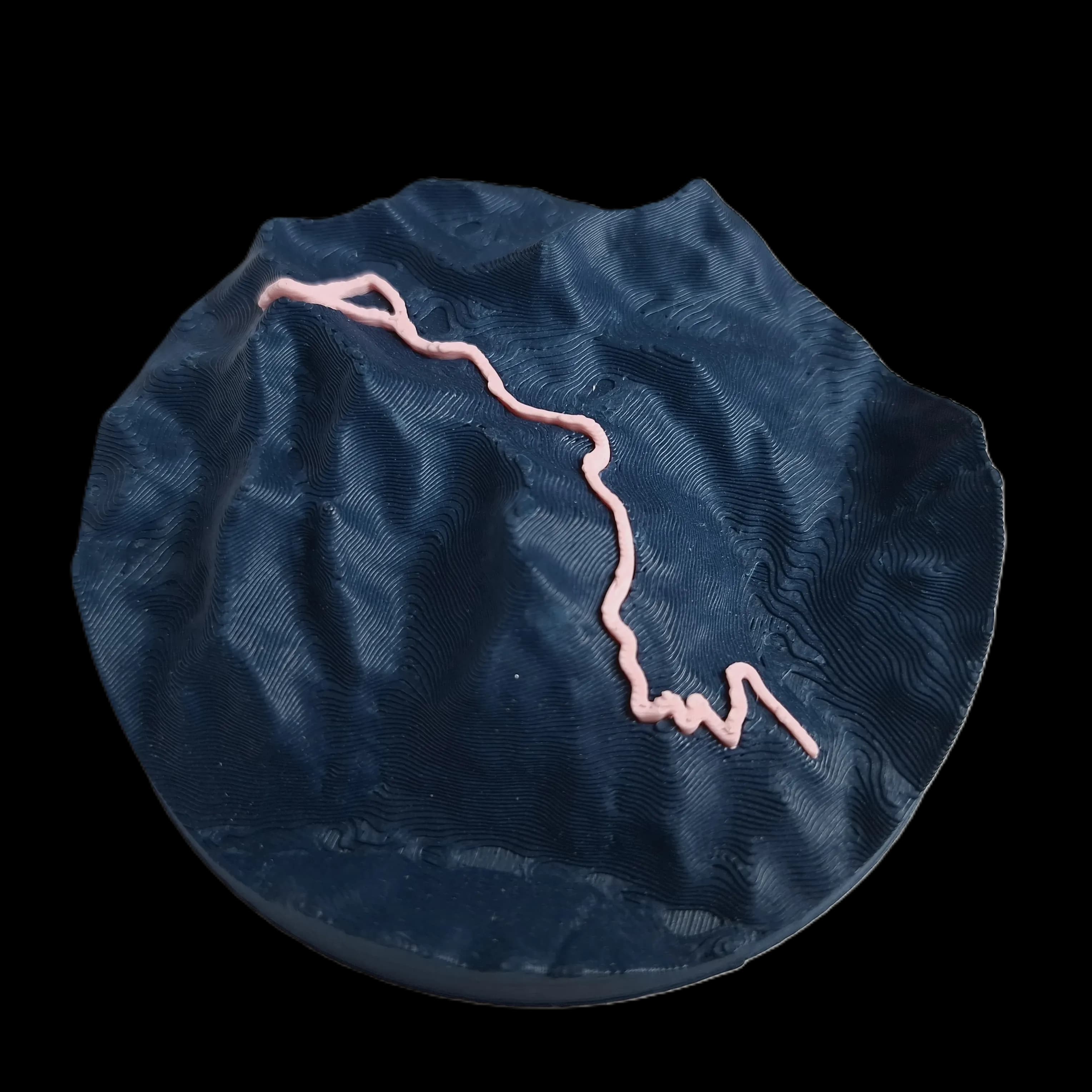 Carte topographique en relief Altitrace, duo Profond (bleu nuit, tracé rose) — cadeau de trail et de randonnée made in France
