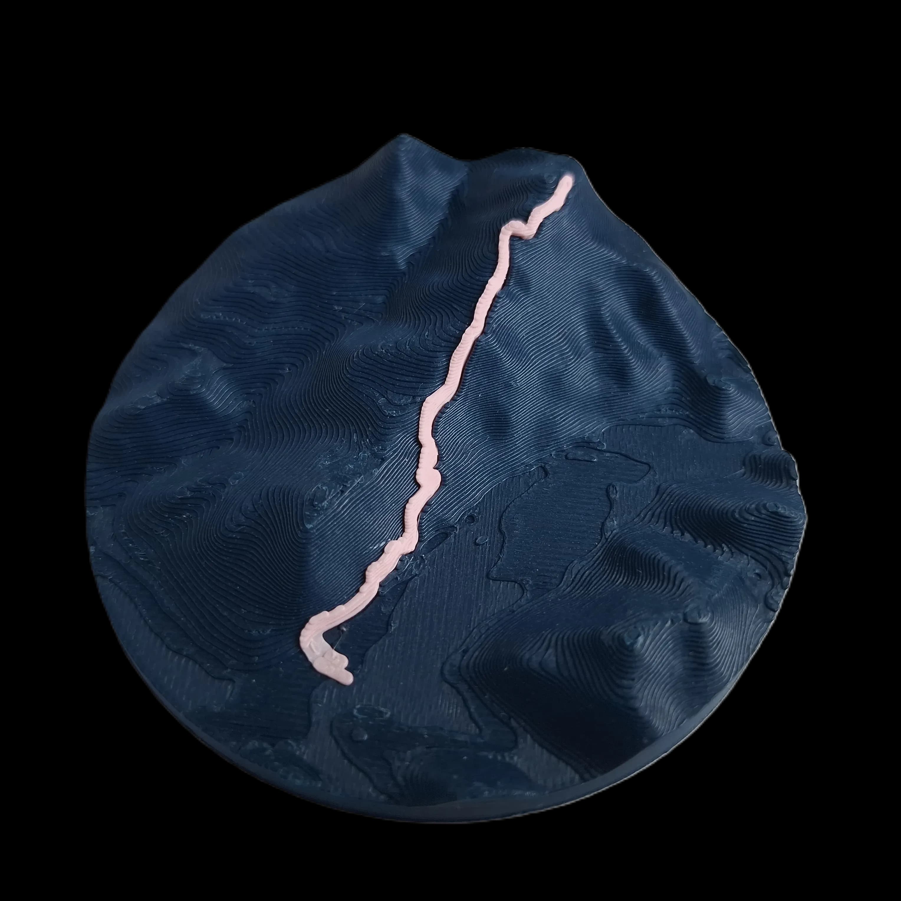 Relief de massif montagneux marqué d'un tracé de randonnée, duo Profond bleu nuit et rose — souvenir de parcours fabriqué en France