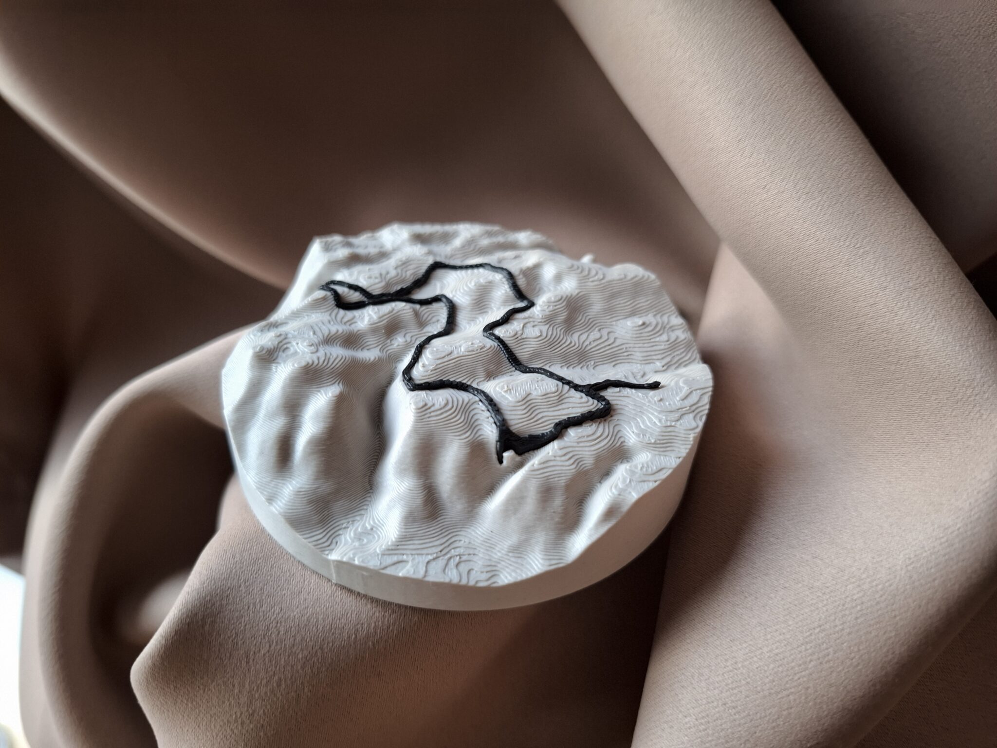 visualisation 3D d'une trace GPX de randonnée avec relief topographique couleur beige et noir profond